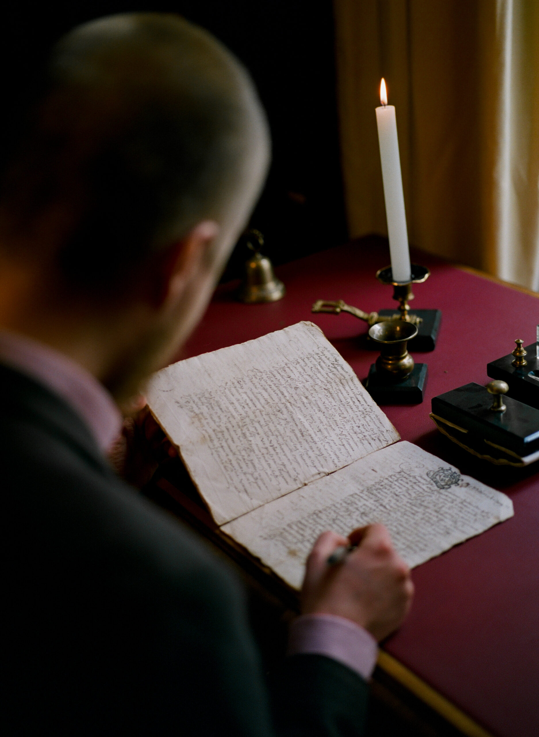 kirjailija_Jaro_Karkinen_lisäkuva2 Kirjailija Jaro Karkinen lukee vanhaa kirjaa