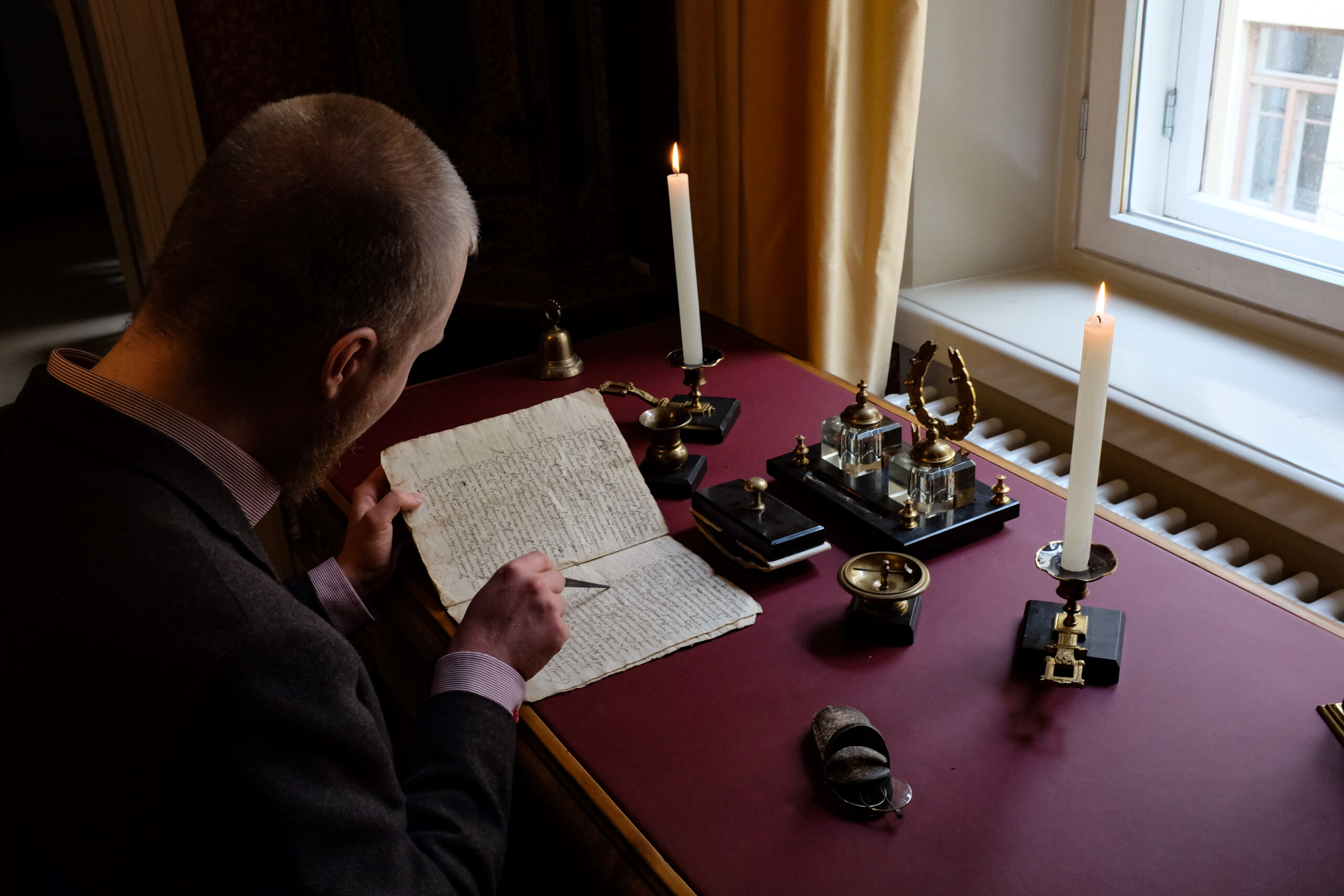 kirjalija_Jaro_Karkinen_lisäkuva Kirjalija Jaro Karkinen lukee vanhaa kirjaa